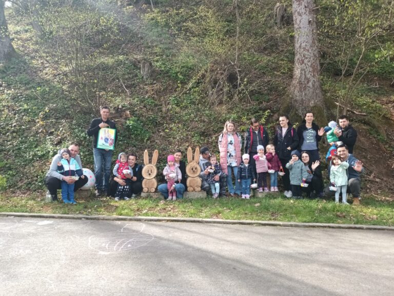 KREATIVNO-SPORTSKO DRUŽENJE DJECE SKUPINE KORNJAČICE I RODITELJA U NATURI SMŽ