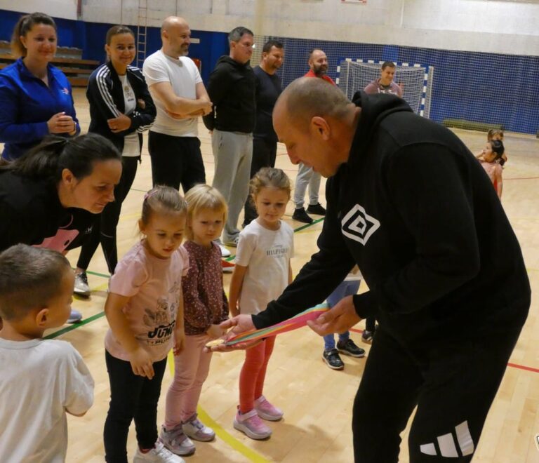 Kornjačice i njihovi roditelji vježbali s petrinjskim hrvačima
