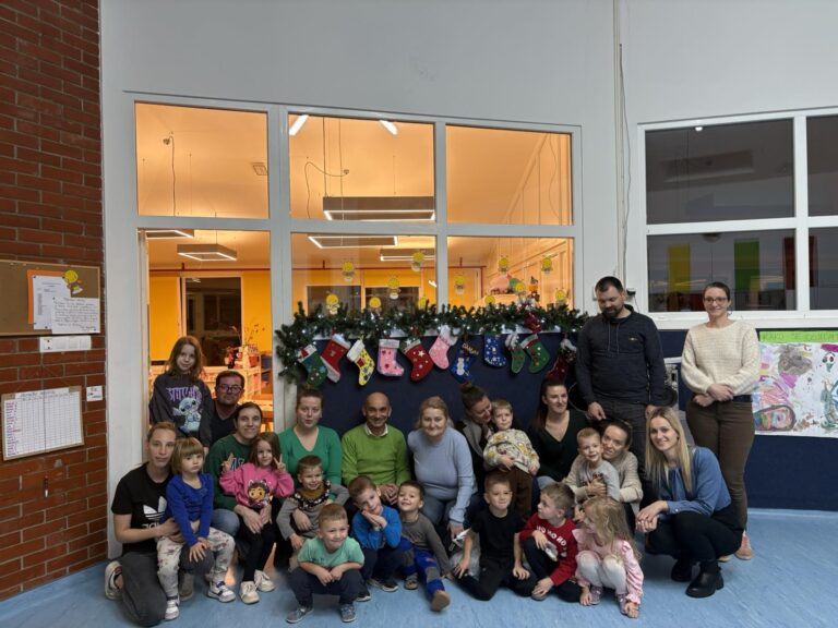 Roditelji Krijesnica u izradi čizmica za sv. Nikolu