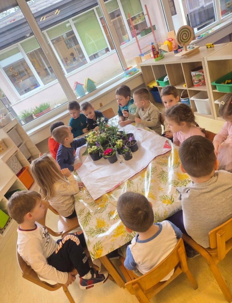 Proljeće je procvalo, sunce s neba zasjalo